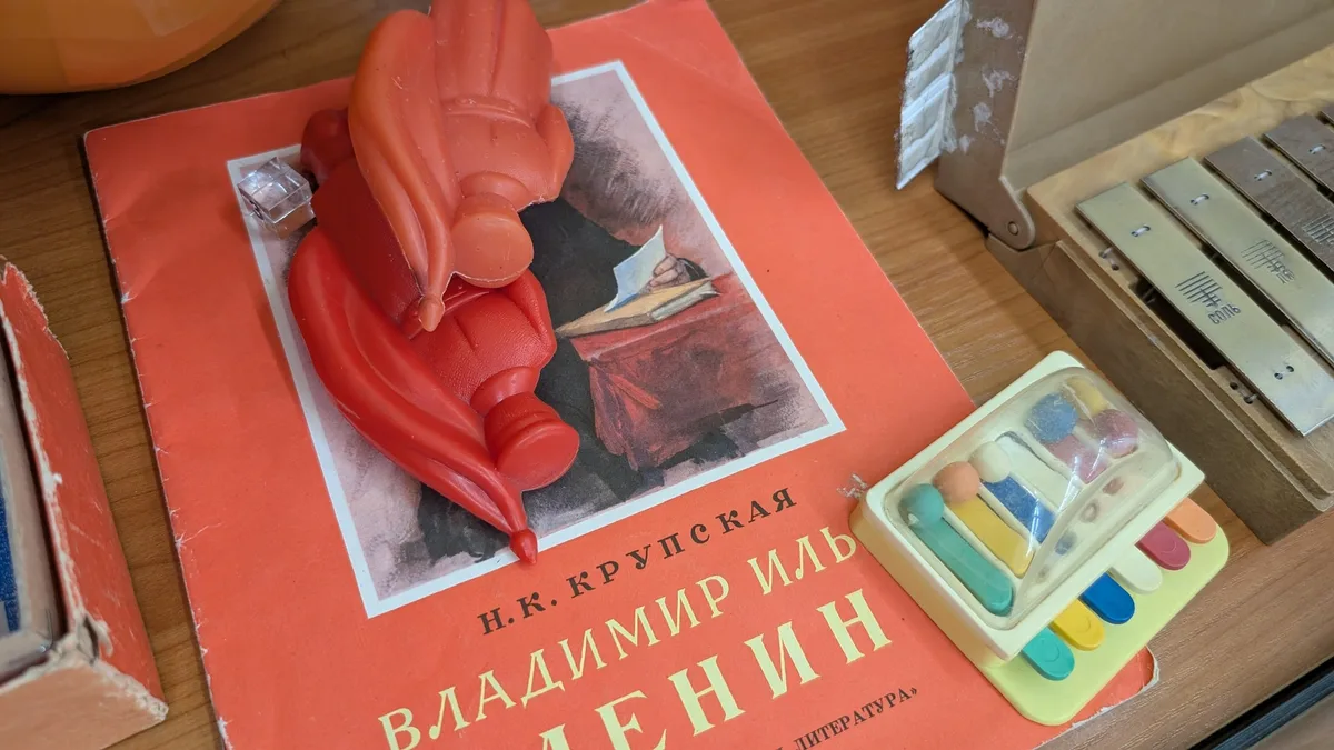 Фигурки, книга, музыкальная игрушка
